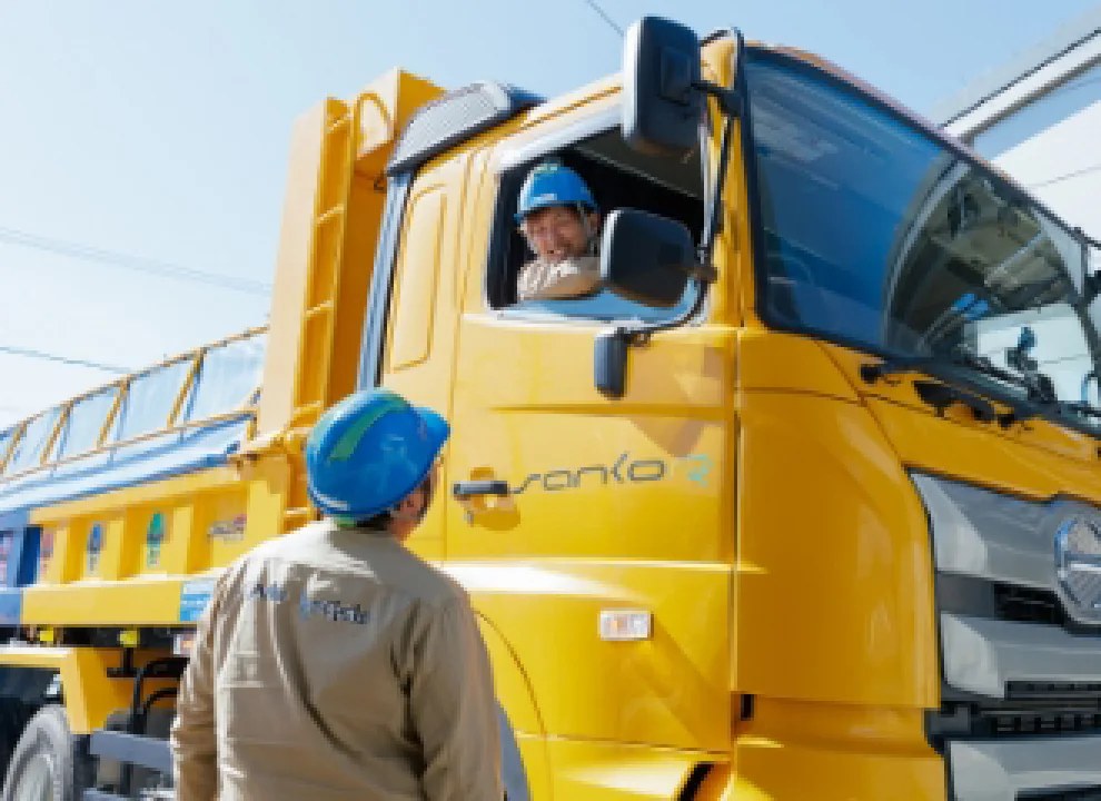 重機（クレーン車）を操作する様子