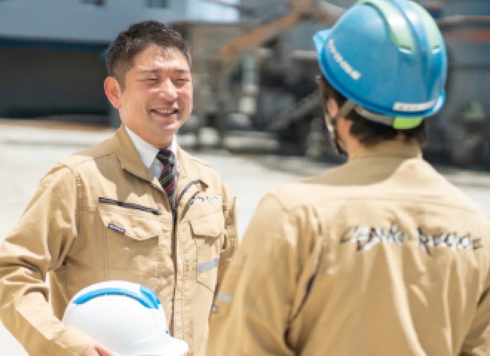 現場で打ち合わせをする社員