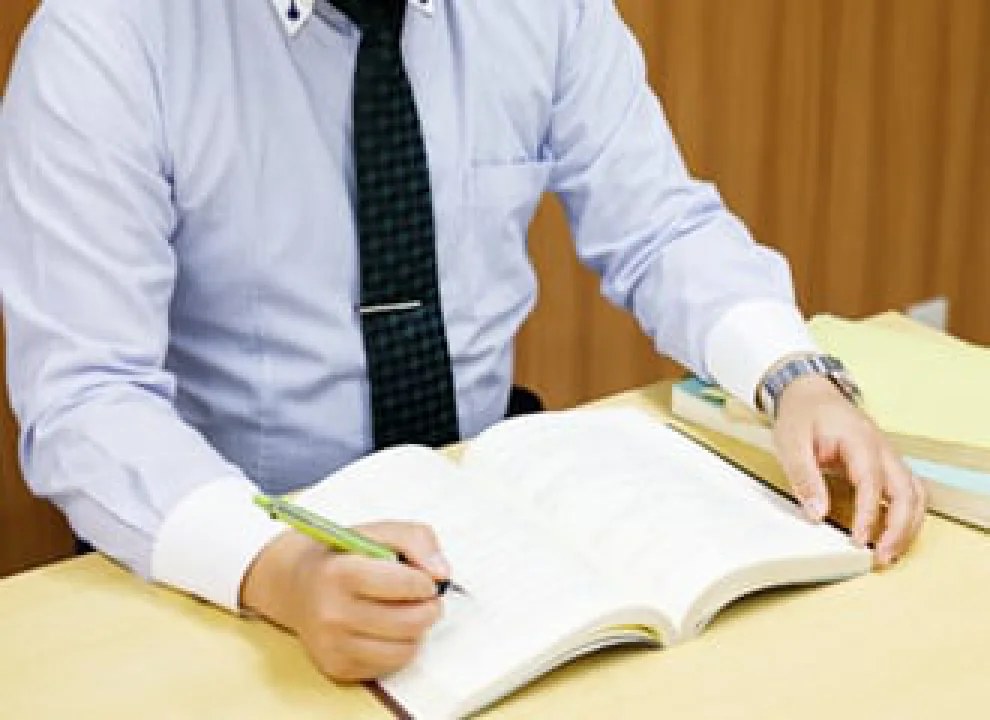 事務所で書類業務にあたる様子