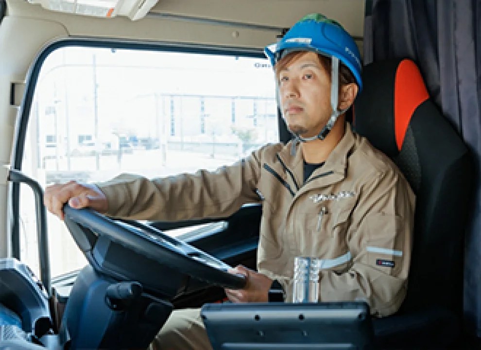 トラックを運転する社員